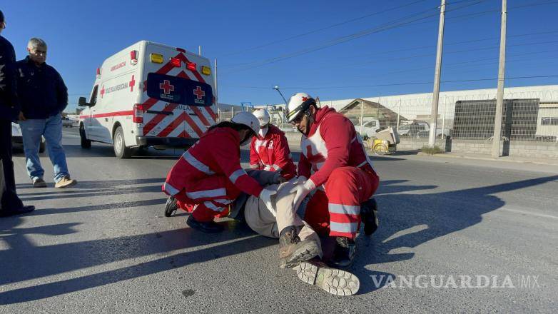 $!Ciclista choca contra un Chevrolet Malibú en una mañana de tráfico, desencadenando esfuerzos de rescate y negociaciones en el lugar del accidente.