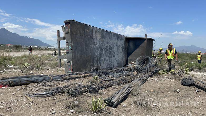 $!Ambos esperaron la llegada de los representantes de la empresa y su aseguradora, quienes se encargarán de asumir la responsabilidad de los daños
