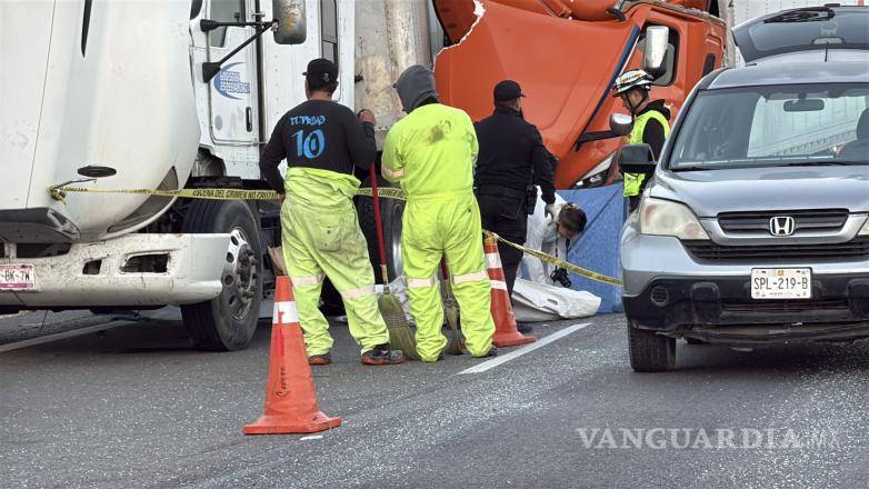 $!El conductor responsable, identificado como Roberto Carlos “N”, fue asegurado por elementos de la Guardia Nacional para deslindar responsabilidades.