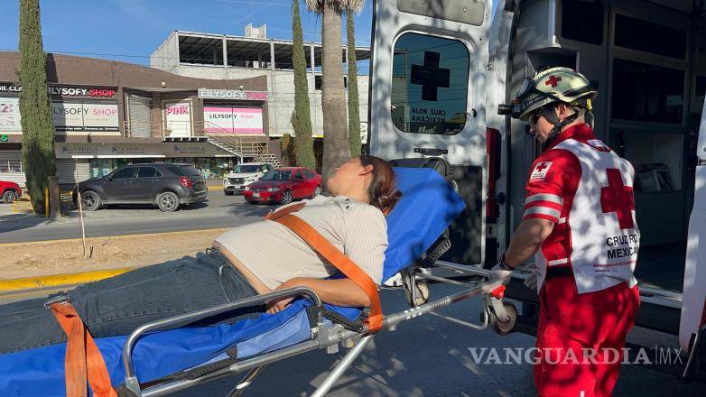 $!Elementos de emergencia atendieron a la conductora, quien sufrió una descompensación de glucosa mientras manejaba en el bulevar Moctezuma.