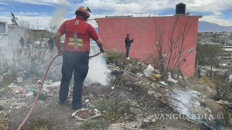 $!El interior del cuarto quedó reducido a cenizas, con muebles, ropa y otros objetos totalmente consumidos por el fuego.