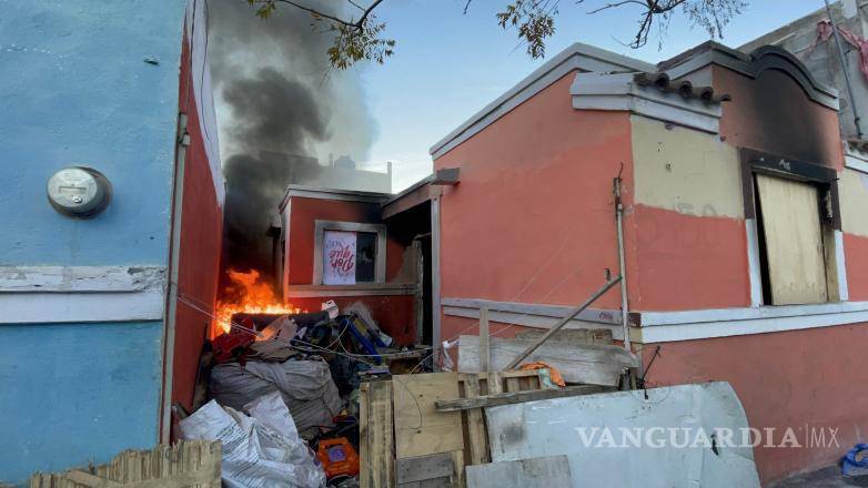 $!Vecinos de la colonia Mirasierra alertaron a las autoridades tras percatarse del incendio en la vivienda abandonada.