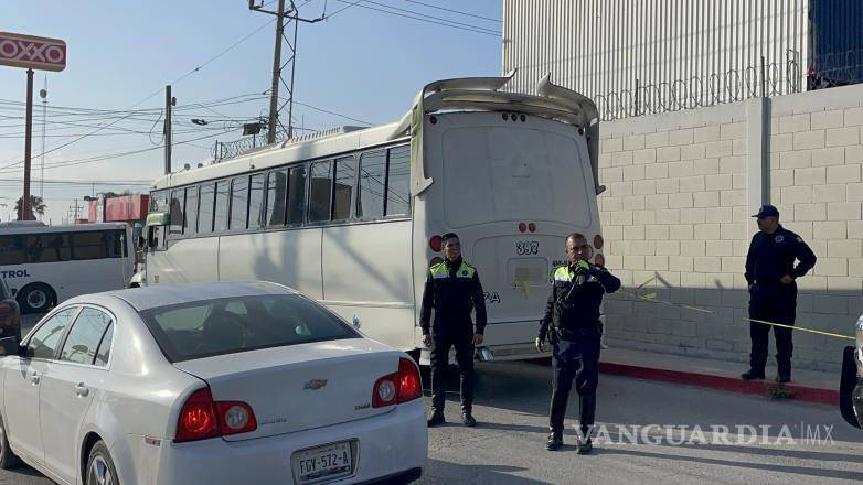 $!Elementos de la Policía Municipal resguardan la escena mientras se realizan las diligencias correspondientes tras el lamentable deceso en la Ruta Roma.