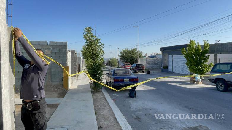 $!La vivienda fue acordonada por elementos de la Policía Municipal mientras se investigaban las causas de la muerte.