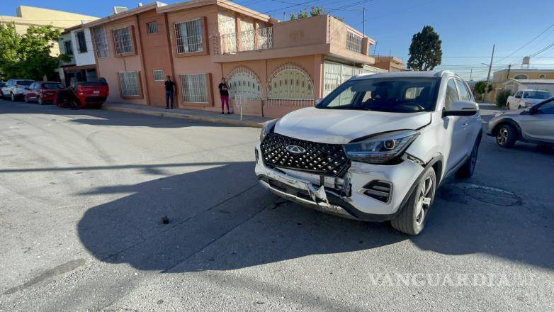 $!De acuerdo con las primeras investigaciones de Tránsito Municipal, la conductora de una camioneta Chirey Tiggo 4 no respetó el señalamiento de alto, provocando el impacto que derivó en la volcadura del automóvil compacto.