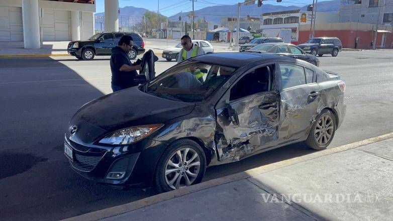 $!Los conductores de la camioneta y el Mazda 3, aunque afectados por el accidente, resultaron ilesos y dialogaron mientras esperaban la llegada de las autoridades.