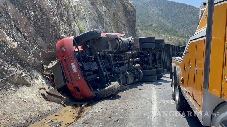 $!Los conductores del camión accidentado fueron trasladados hacia un centro médico luego de sufrir heridas en el vuelco del vehículo.