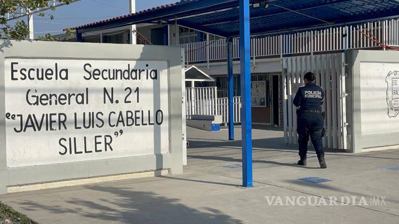 $!Elementos de la Unidad de Integración Familiar de la Policía Municipal permanecieron en el plantel mientras se realizaban las labores de atención y resguardo de la zona.
