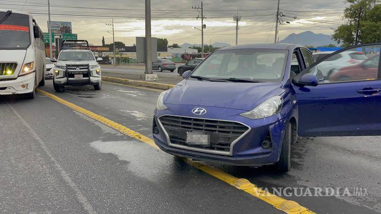 $!Elementos de la Policía Municipal acudieron al lugar del percance para realizar labores de abanderamiento, brindar seguridad a los conductores y coordinar la circulación mientras se atendía la situación.