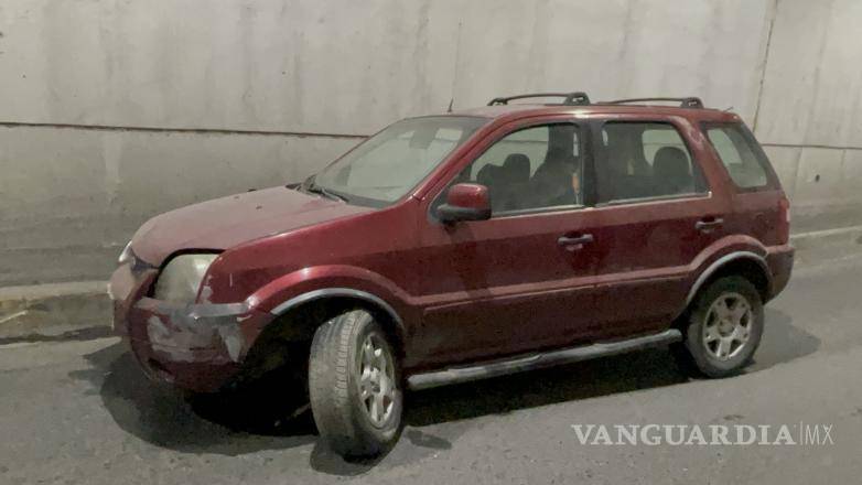 $!El tráfico se vio afectado mientras se realizaban las labores de remoción del vehículo accidentado.