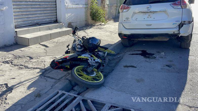 $!Tras el choque, el joven motociclista salió proyectado y se estrelló contra una camioneta estacionada, quedando gravemente herido sobre el pavimento.