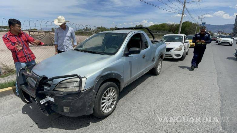 $!Autoridades y ajustadores acudieron al lugar para tomar conocimiento del accidente y determinar la responsabilidad de los conductores involucrados.