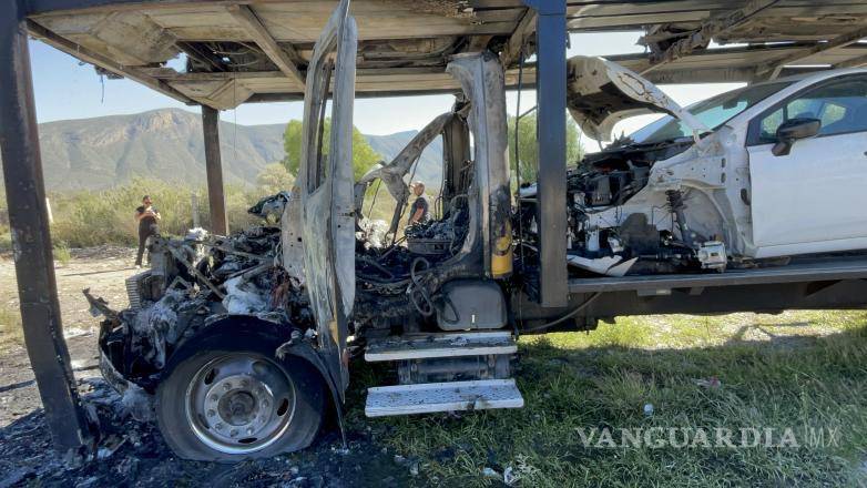 $!El conductor logró descender de la unidad antes de que el fuego avanzara hacia el resto de la cabina, por lo que resultó ileso tras el incidente registrado la mañana de este viernes.