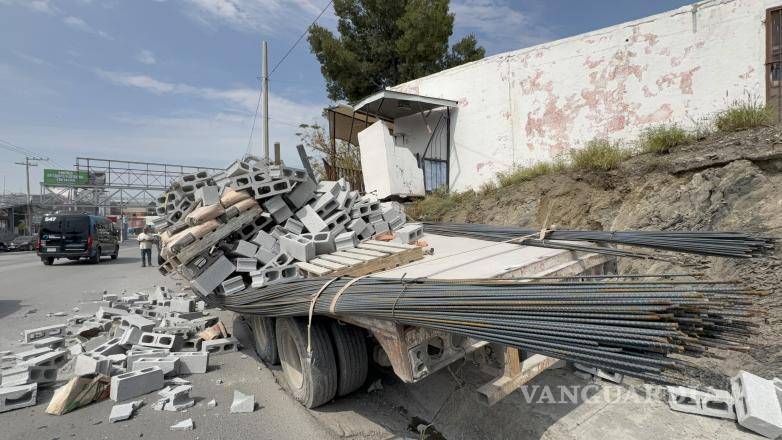 $!La unidad transportaba varilla, bloques de concreto y costales de cemento cuando presentó una falla en el sistema de frenado.