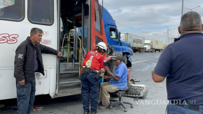 $!Personal de la Cruz Roja y de Bomberos de Ramos Arizpe trasladan a los afectados a hospitales de la región.