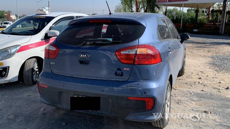 $!En su huida el ruletero golpeó un auto.