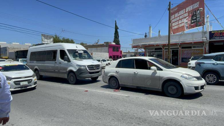 $!Personal de las aseguradoras arribaron al lugar del accidente, evaluando los daños para llegar a un acuerdo.