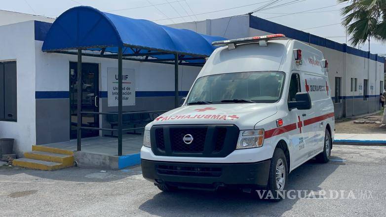 $!Paramédicos de la Cruz Roja brindaron primeros auxilios al hombre antes de trasladarlo al Hospital General.