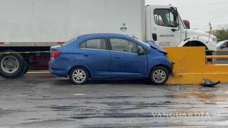 $!Muere conductor al estrellarse contra puente en Ramos Arizpe; pasajera resulta lesionada