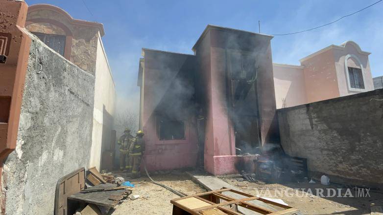 $!Los Bomberos sofocaron las llamas, pero desafortunadamente la mayoría de los muebles y ropa terminaron por consumirse por completo.