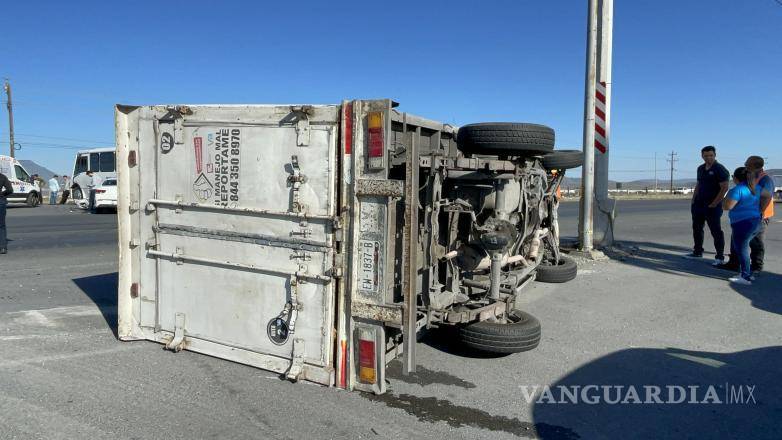 $!Socorristas atendieron al conductor de la camioneta de carga.