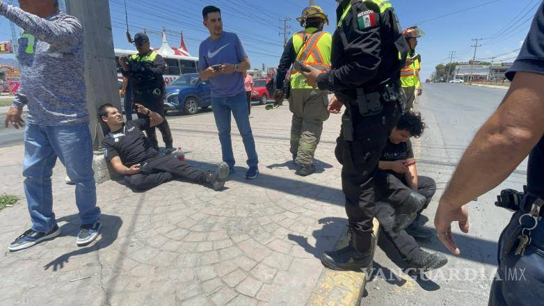 $!Paramédicos y el operador de la ambulancia también recibieron atención médica tras el accidente.