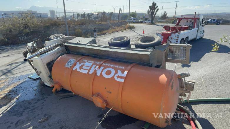 $!Autoridades municipales coordinaron la limpieza del tramo afectado, que presentó más de 90 metros de contaminación por aceite y diésel.