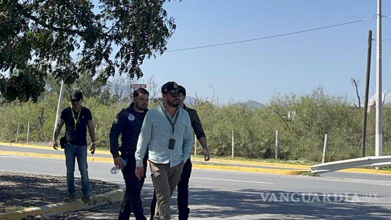 $!Durante la inspección del terreno, las autoridades detectaron varias veladoras en un espacio ubicado al fondo del predio.
