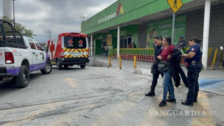 $!Autoridades municipales intervinieron luego del reporte de una mujer lesionada en los baños de un centro comercial.
