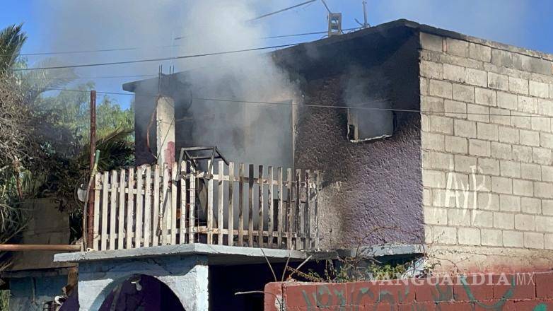 $!Muebles y pertenencias quedaron reducidos a cenizas tras el incendio en la Avenida Oriente.