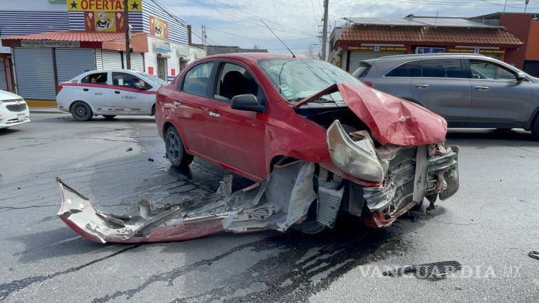 $!El Aveo quedó con el frente dañado tras impactar a la camioneta en el centro de la ciudad.
