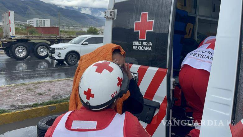 $!La mujer fue llevada al hospital por paramédicos de la Cruz Roja.