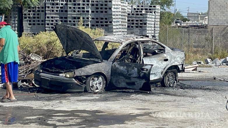 $!El automóvil quedó totalmente calcinado dentro del predio donde era reparado, en la colonia Blanca Estela.