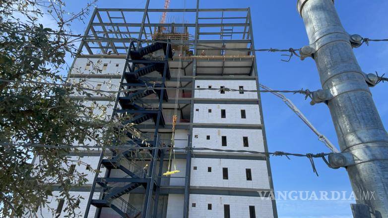 $!Una grúa hidráulica fue utilizada para descender al trabajador desde los niveles superiores del inmueble.