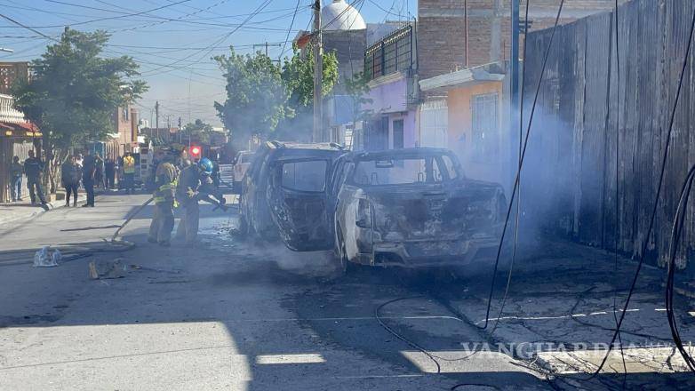 $!Dos camionetas fueron consumidas por el fuego tras un incendio en la colonia Chapultepec.