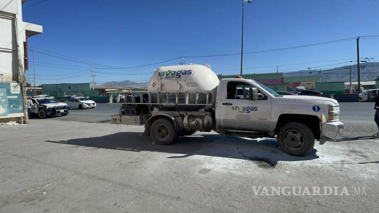 $!La pipa de gas natural pertenece a la empresa Vivagas.