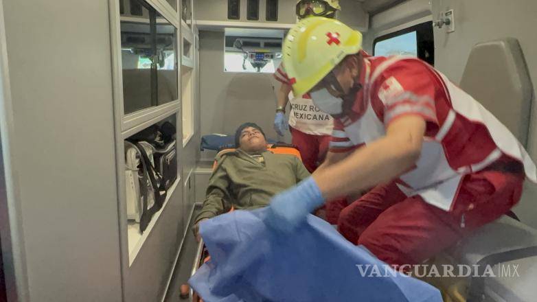 $!Paramédicos de la Cruz Roja valoraron al joven, quien resultó lesionado en el accidente.