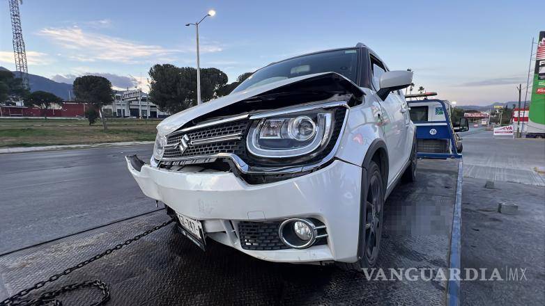 $!Elementos de Tránsito Municipal auxiliaron en el retiro del vehículo tras el choque.