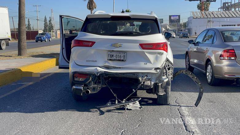 $!Los vehículos fueron retirados para liberar la circulación y restablecer el tránsito en la zona.