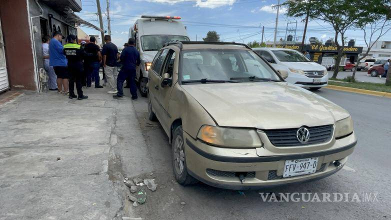$!Dos menores resultaron involucrados en un accidente vial en la colonia Zaragoza, luego de que la motocicleta en la que viajaban se impactara contra un automóvil que realizó una vuelta en “U”.