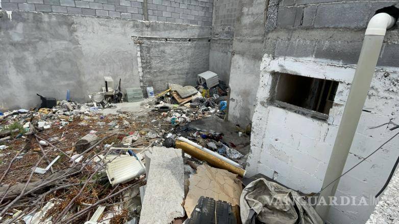 $!Las labores de enfriamiento se llevaron a cabo para evitar que el fuego se reavivara, garantizando la seguridad de los vecinos tras el incidente registrado la mañana del miércoles.