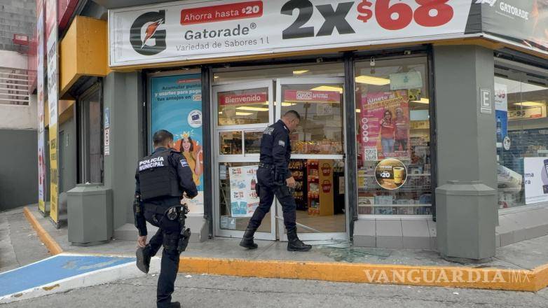 $!La encargada del negocio revisó el interior para verificar si había mercancía faltante después de lo ocurrido.