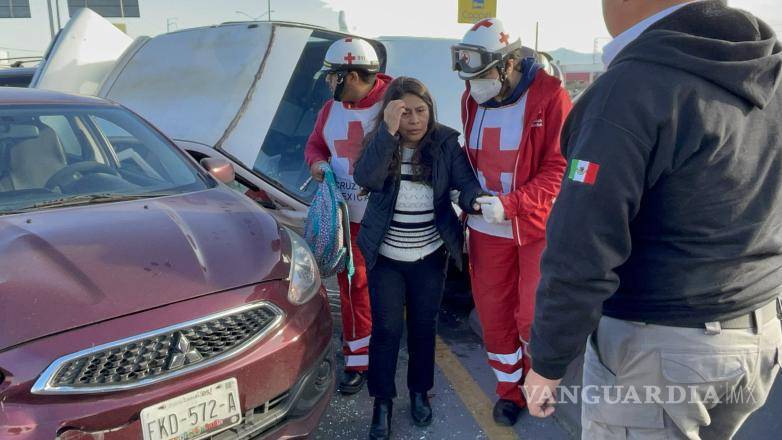 $!Paramédicos de la Cruz Roja brindaron asistencia a la pasajera atrapada, quien tuvo dificultades para salir del vehículo afectado.