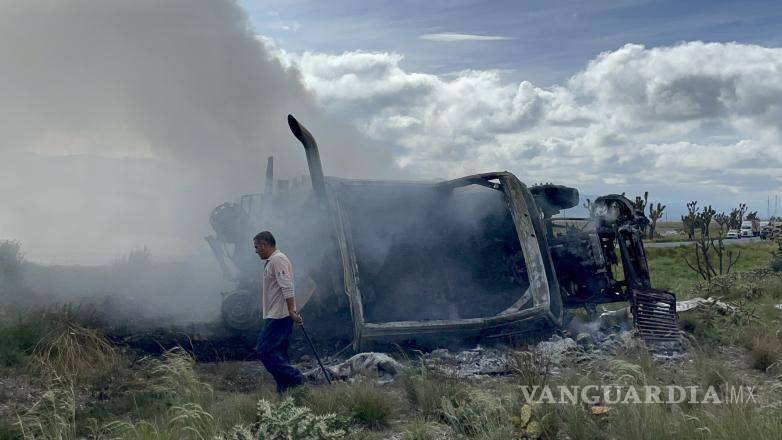 $!Muebles de madera y plástico que eran transportados por el tráiler involucrado quedaron consumidos en el accidente.