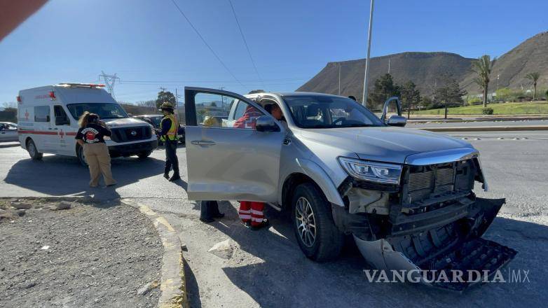 $!La camioneta salió del fraccionamiento Santorini y se atravesó al paso del Matiz.