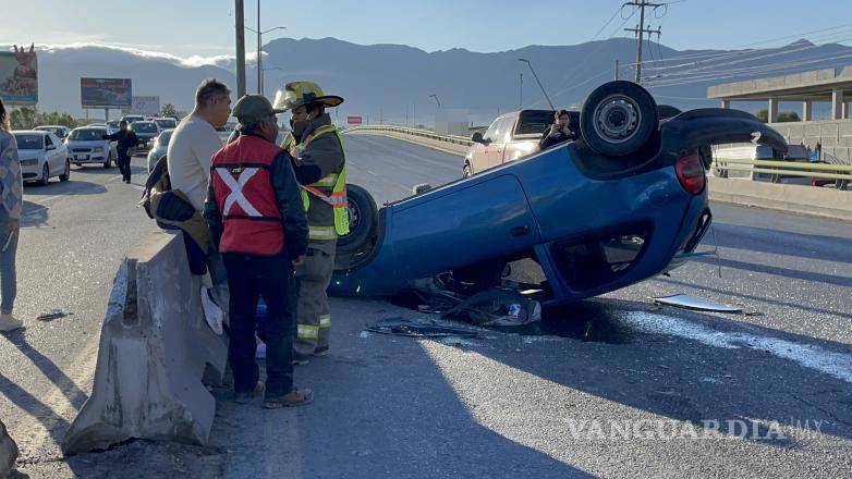 $!Paramédicos y bomberos atendieron a los lesionados en el lugar del accidente.