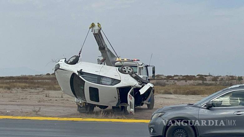 $!La conductora, identificada como Josefina “N” de 49 años, fue auxiliada por testigos y resultó sin lesiones, pero su vehículo fue declarado pérdida total.