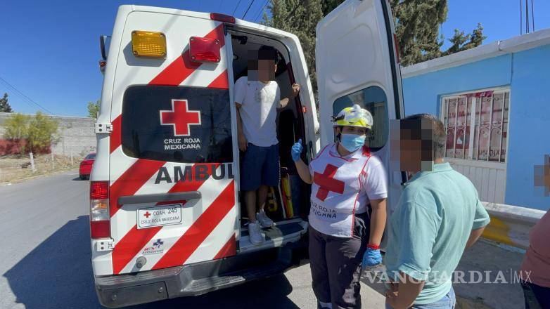 $!Paramédicos de la Cruz Roja atendieron al menor en el lugar del accidente.