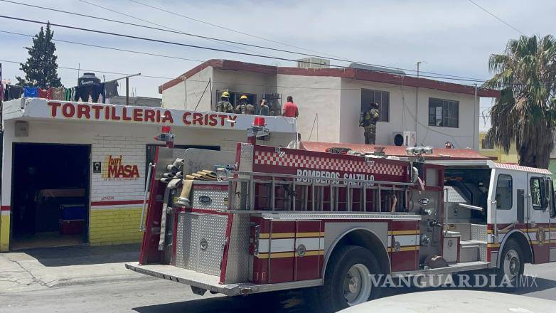$!Elementos del Cuerpo de Bomberos acudieron a un domicilio en la colonia Vista Hermosa tras el reporte de un conato de incendio en el área de lavandería.