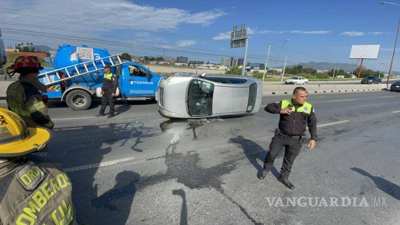 $!Peritos de Tránsito Municipal realizaron el levantamiento de evidencias y el peritaje correspondiente para determinar la mecánica del accidente y deslindar responsabilidades entre los conductores involucrados.